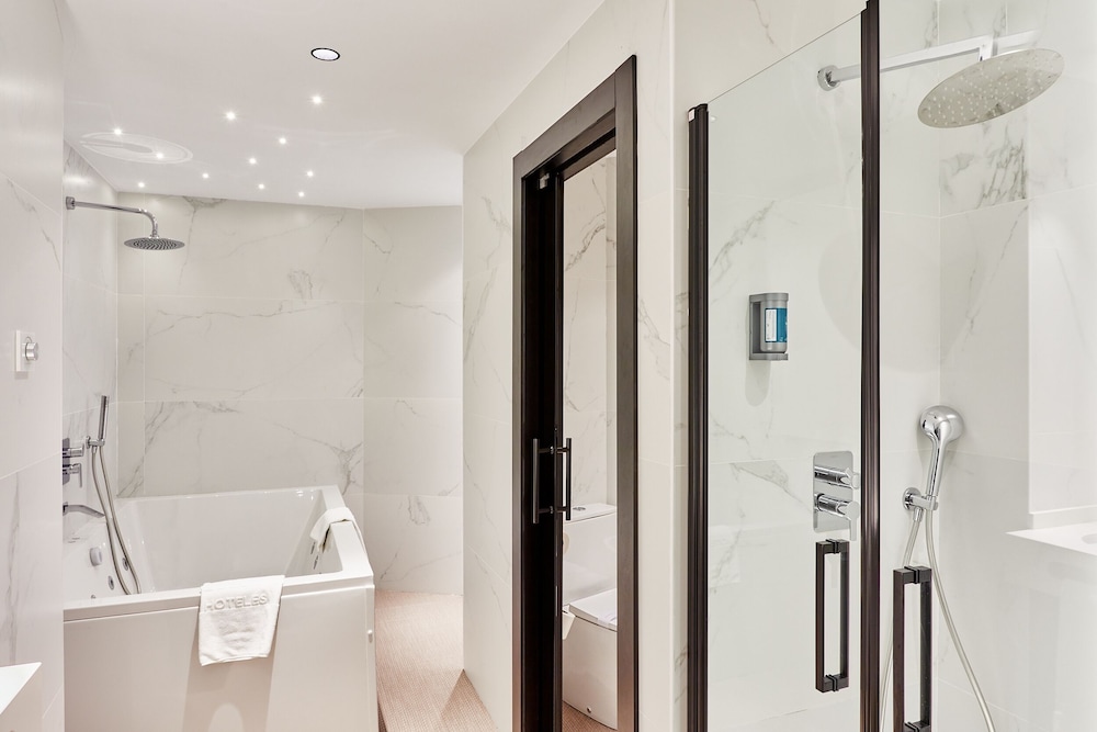 Junior Suite, Jetted Tub (Deluxe) - Photo 4