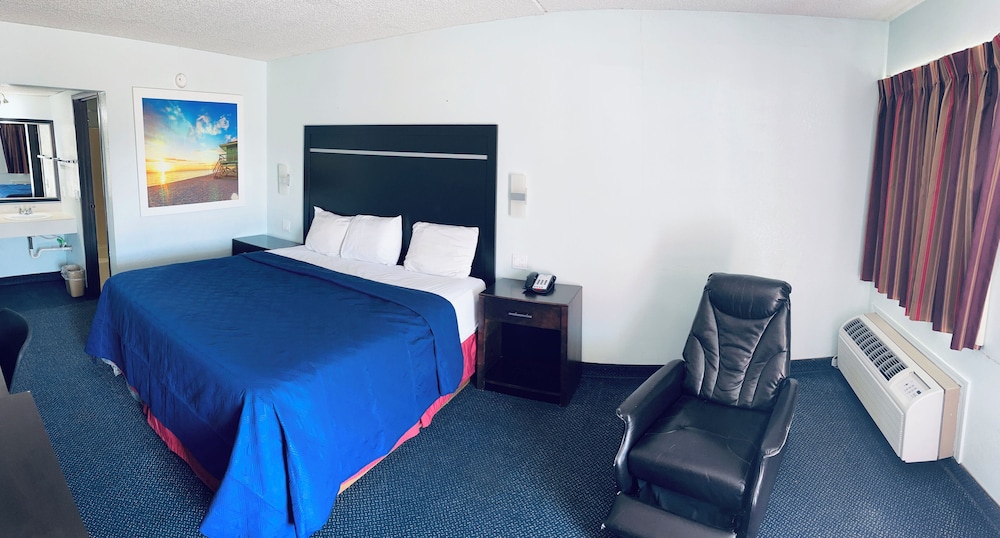 Basic Single Room, 1 King Bed, Smoking