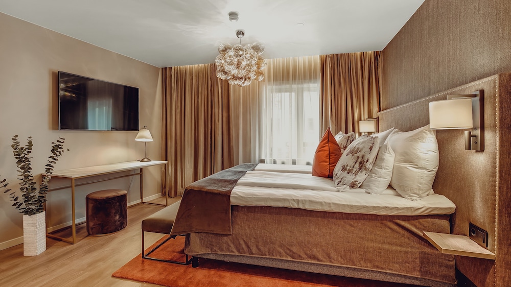 Suite, 1 Double Bed thumbnail 6