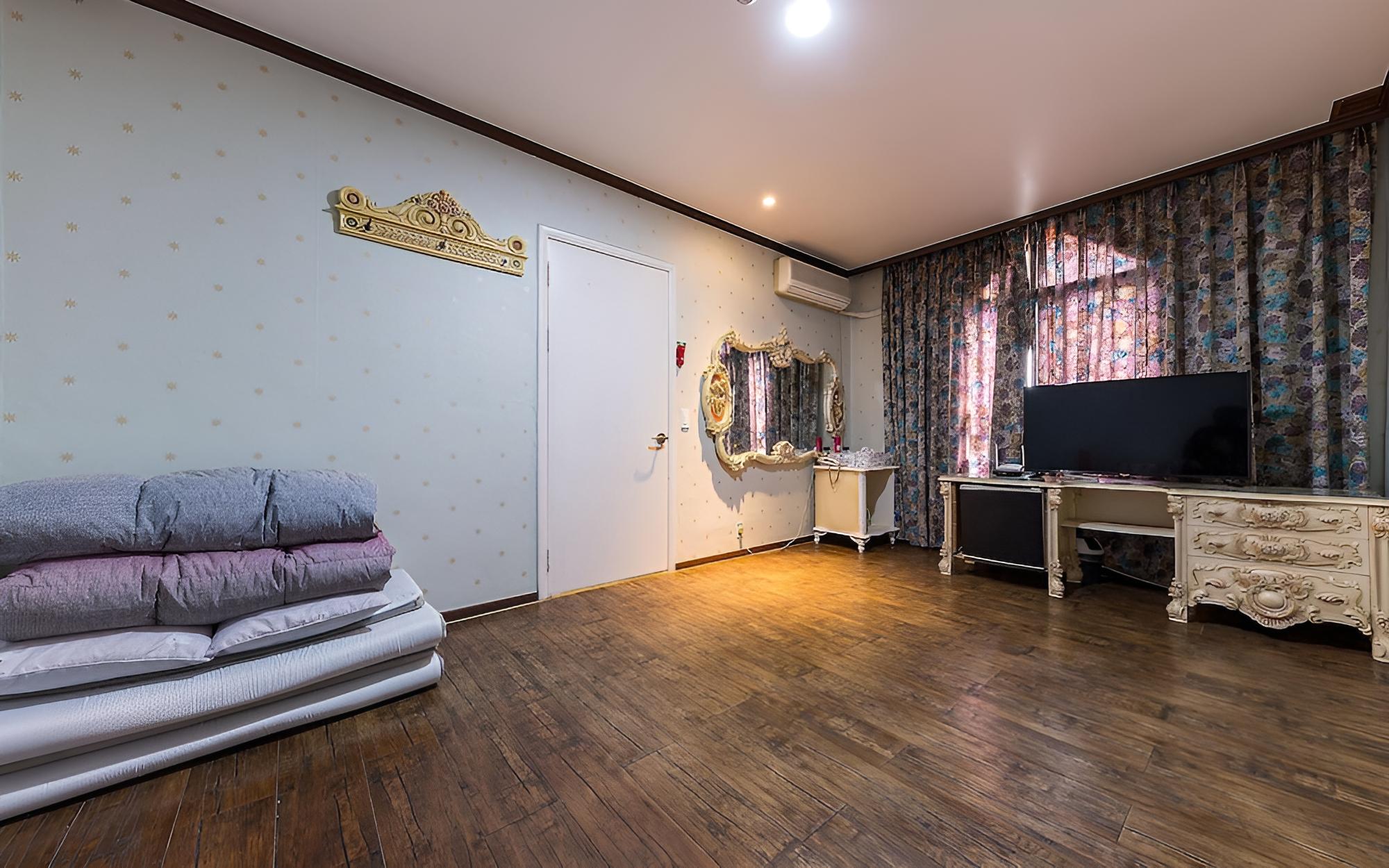 Room (Ondol Room)