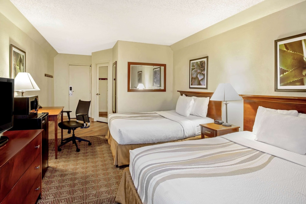 Room, 2 Queen Beds, Accessible (Mobility/Hearing Impaired Accessible) - Photo 6