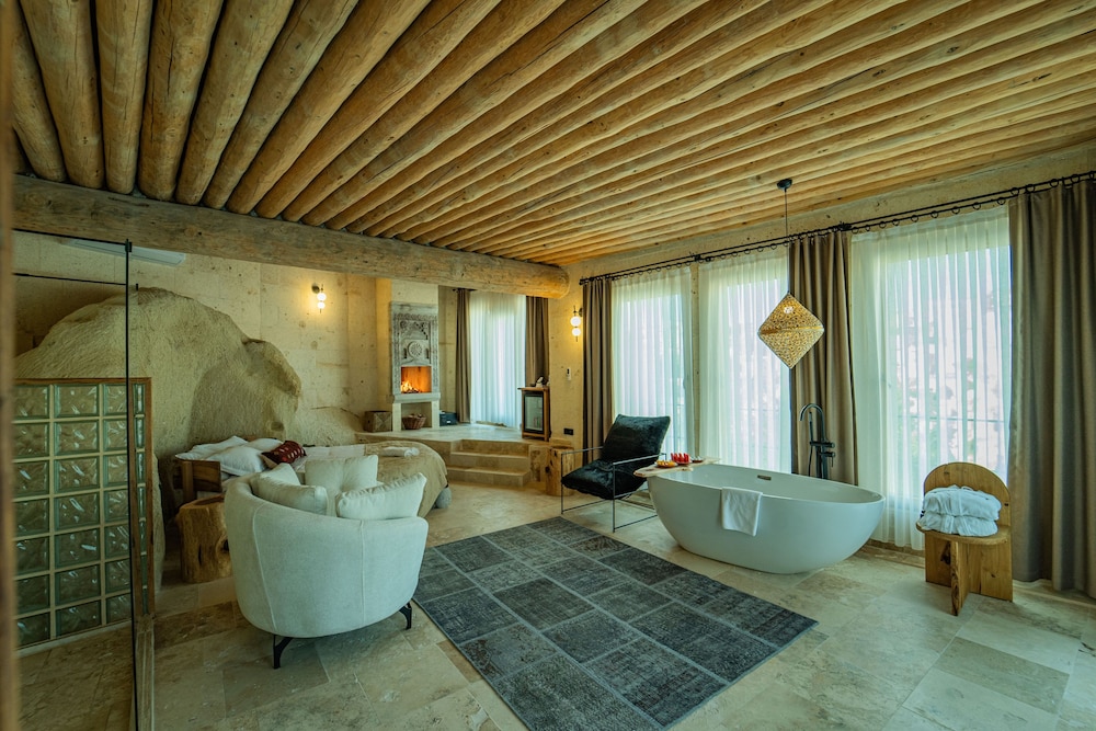 Honeymoon Suite - Photo 8