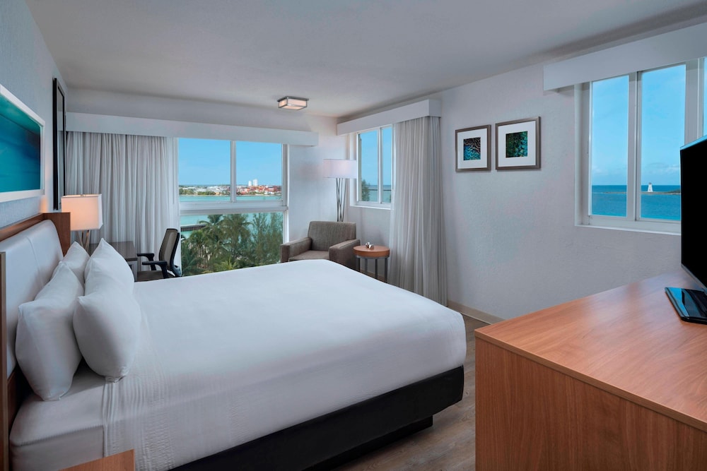 Room, 1 King Bed, Corner