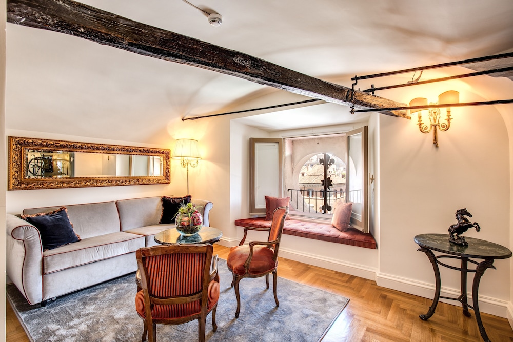 Deluxe Suite, 1 Queen Bed, City View