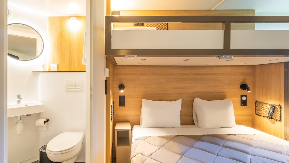 Standard Room, Multiple Beds - Photo 9
