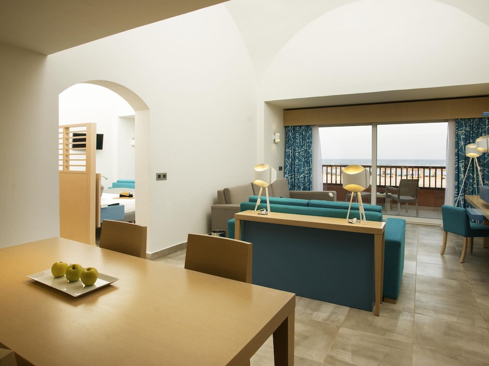 Deluxe Suite, 1 King Bed, Balcony, Sea View photo 3