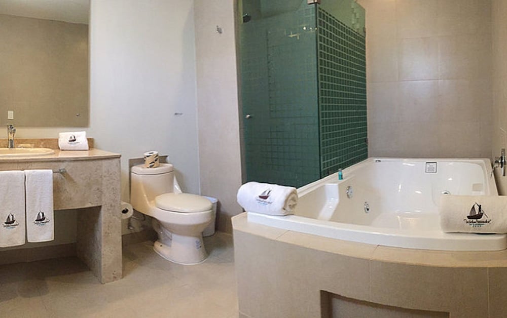 Grand Room, 1 King Bed, Non Smoking, Jetted Tub photo 3