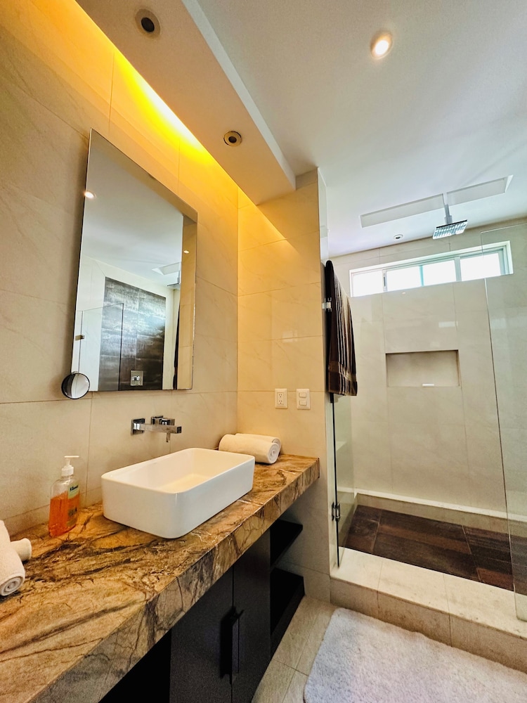 Luxury Duplex, 2 Bedrooms, Pool Access, City View photo 2