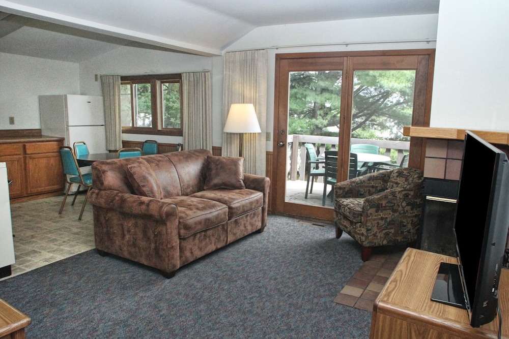 2 Bedroom Lakeview Cabin photo 1
