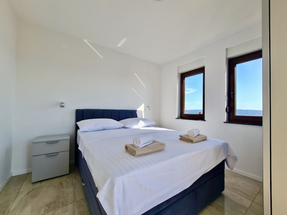 Deluxe Apartment 102