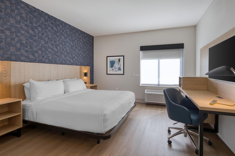 Standard Room, 1 King Bed, Accessible, Non Smoking - Photo 1