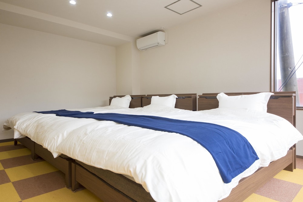 Room, 3 Large Twin Beds - Photo 4