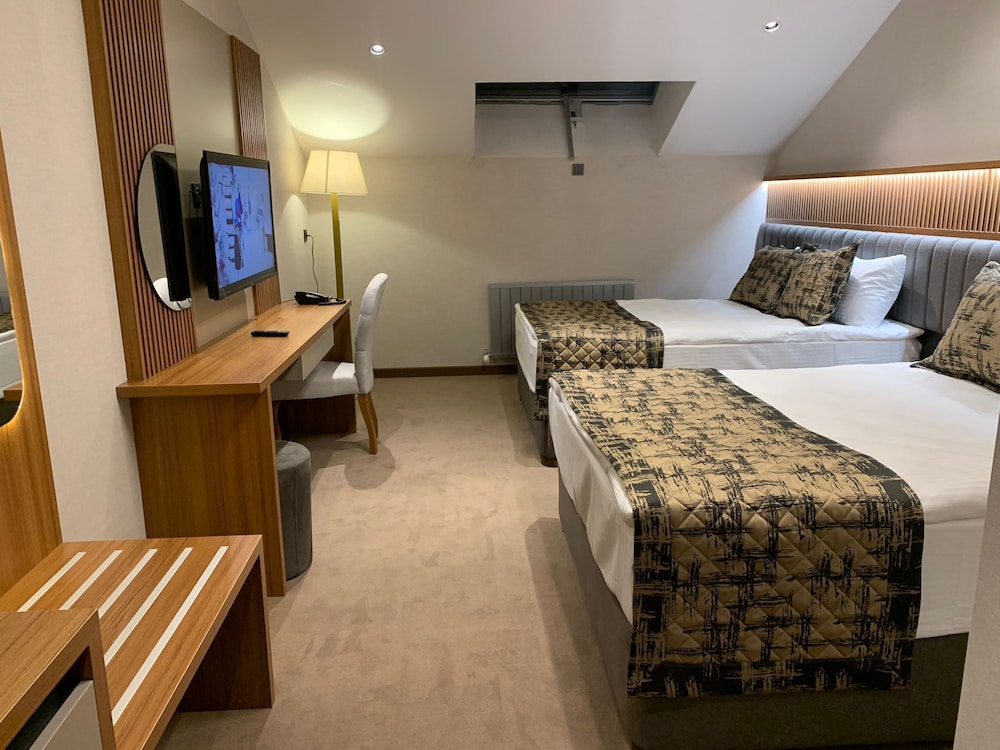 Family Room, 2 Queen Beds, Hill View