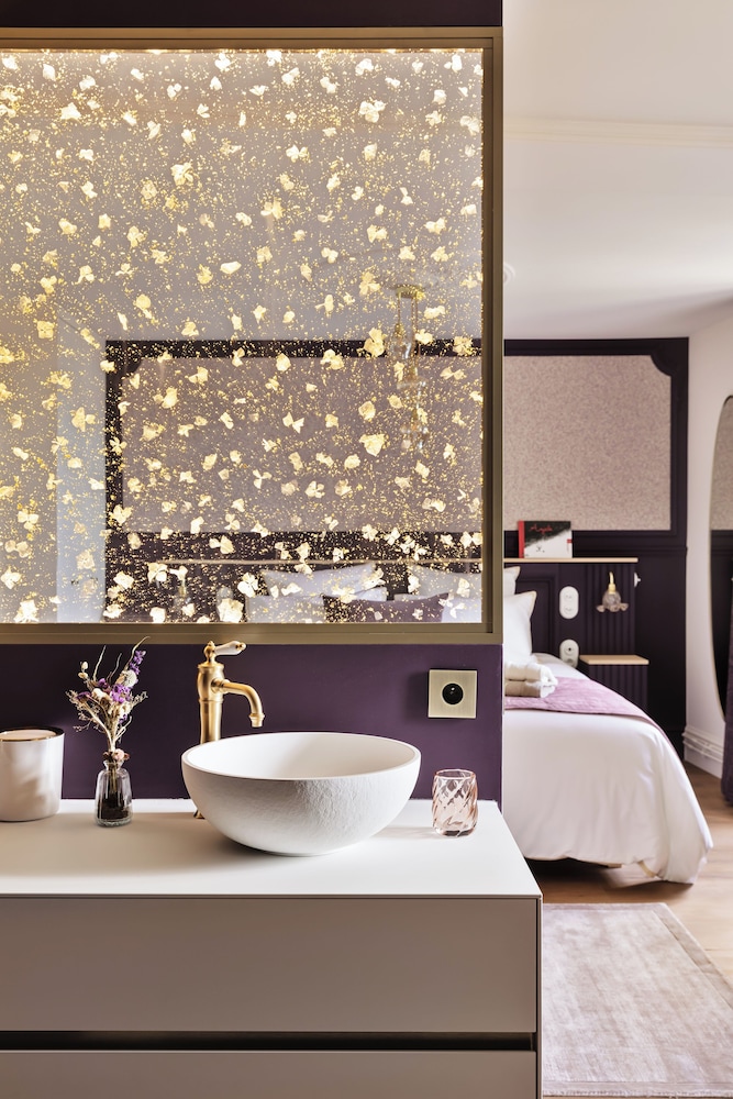 Premium Double Room, 1 King Bed, Bathtub, Garden View photo 3