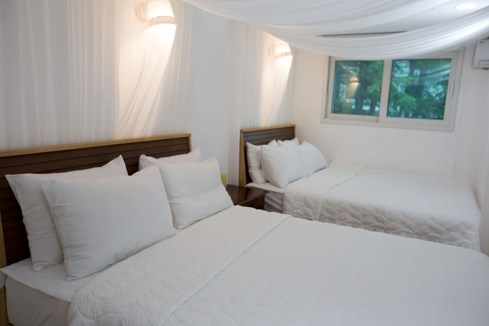Twin Room (Randomly Assigned) photo 2