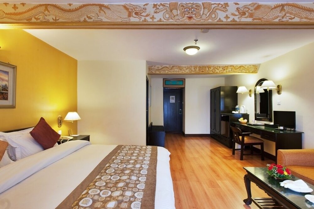Deluxe Room King Bed - Photo 3