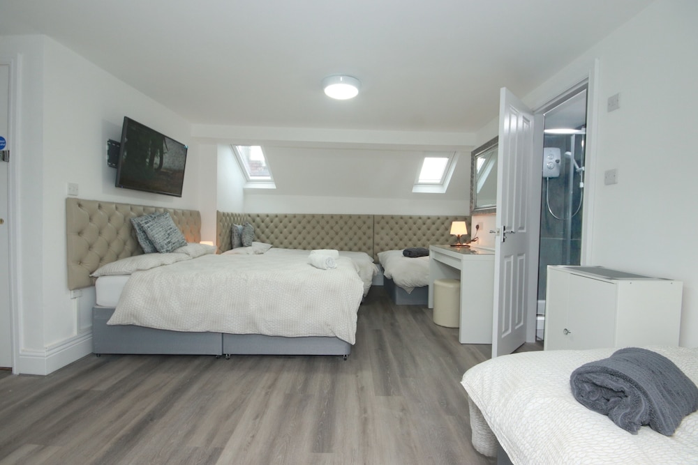 Room, Multiple Beds, Ensuite photo 3