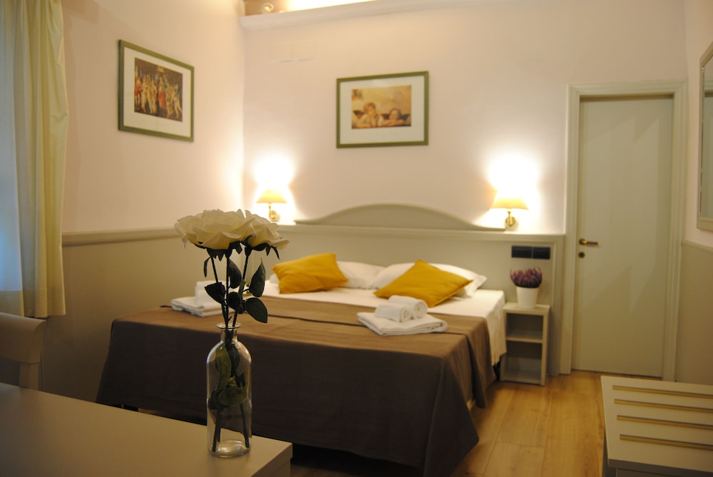 Standard Double or Twin Room photo 1