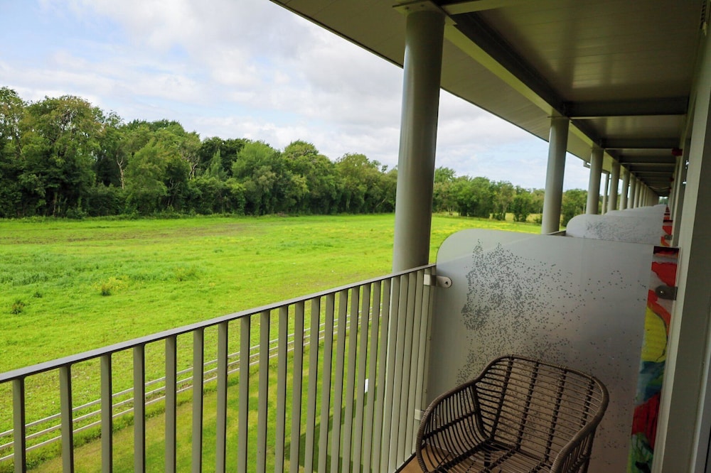 Standard Room, 1 King Bed, Terrace (Paddock View)