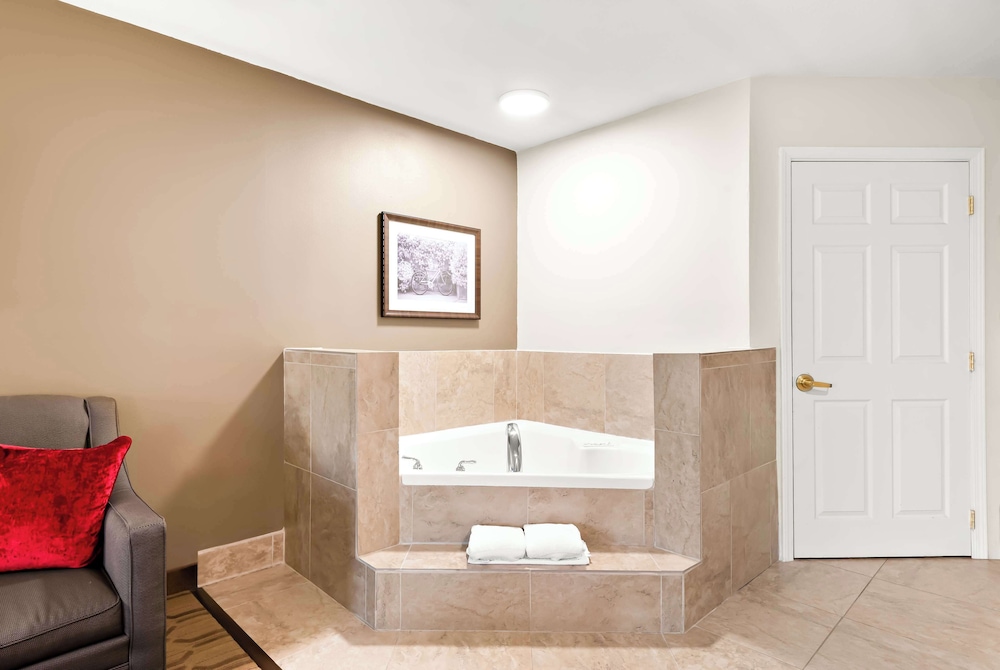 Suite, 1 King Bed, Non Smoking, Jetted Tub photo 3