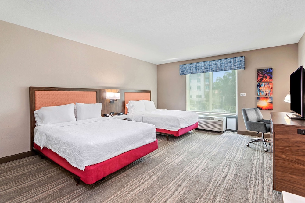 Room, 2 Queen Beds, Accessible, Bathtub thumbnail 5