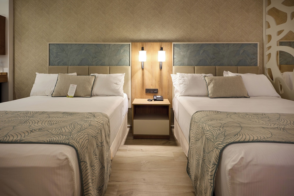 Room (Friends & Family, Tropical View | U) photo 3