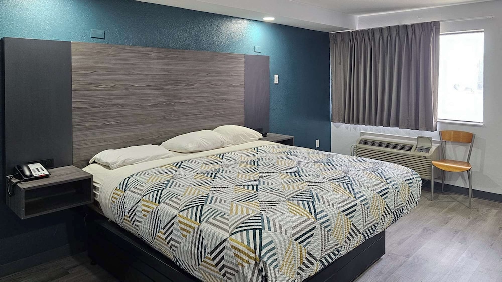 Standard Room, 1 King Bed, Smoking photo 2