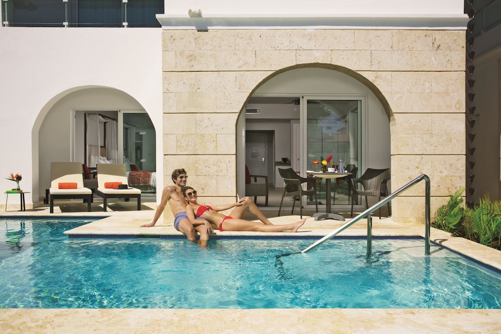 Preferred Club Suite Swim Up King Bed photo 3