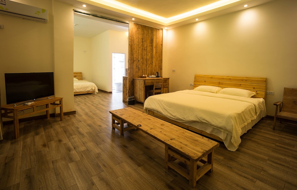 Deluxe Family Room With Mountain View photo 2