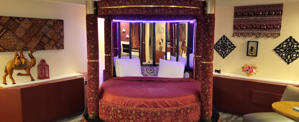 Asian Theme Suite with Hot Tub-Fireplace