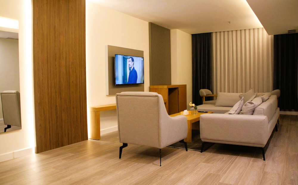 Executive Suite - Photo 11
