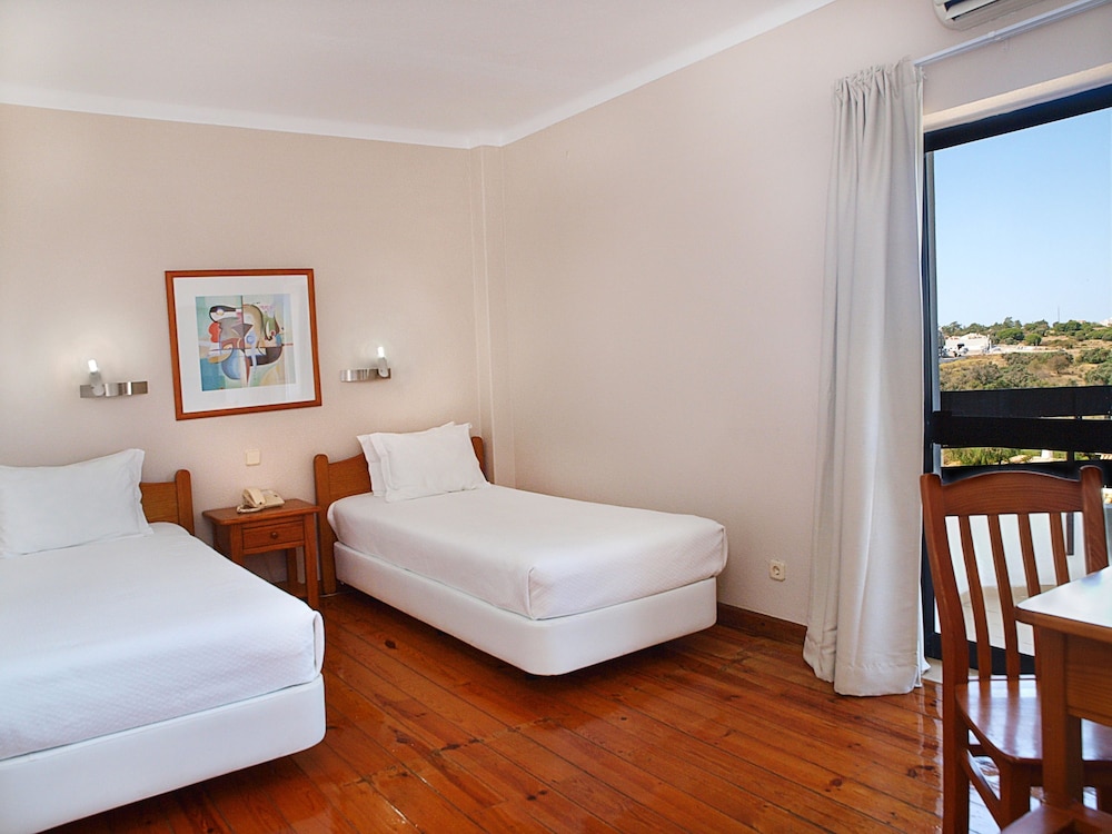 Standard Twin Room, Non Smoking - Photo 1