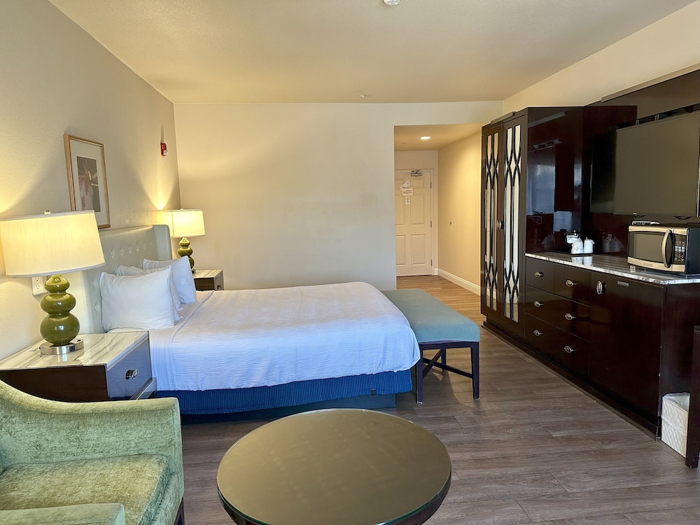 Suite, 1 King Bed, Non Smoking, Jetted Tub (Balcony) photo 2
