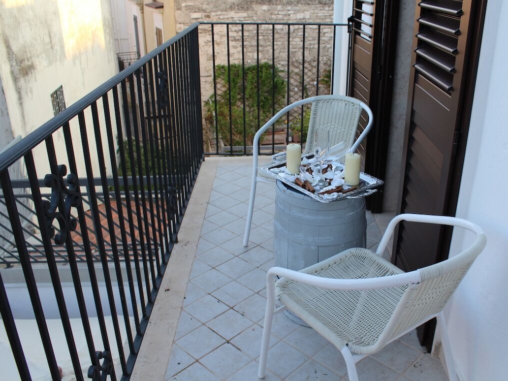 Deluxe Double Or Twin Room, Shared Bathroom, City View photo 2