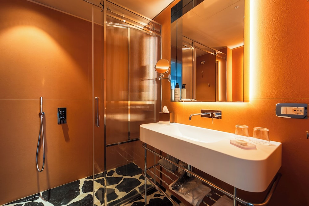 Deluxe Twin Room thumbnail 6