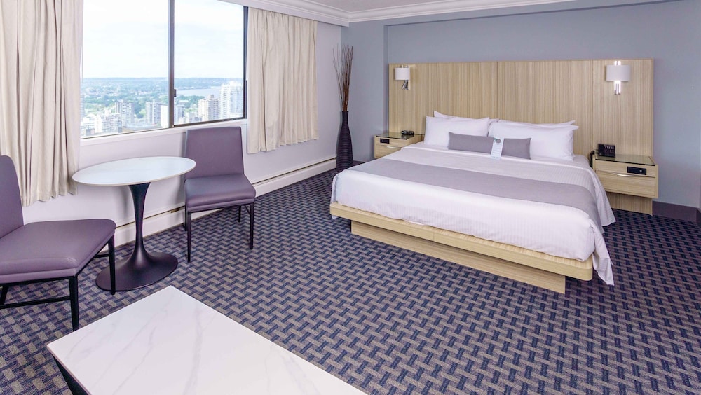 Premium Studio, 1 King Bed, City View - Photo 4