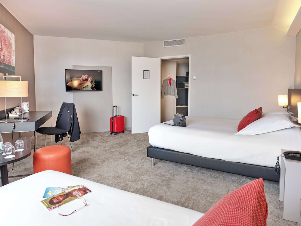 Family Room, Multiple Beds, Non Smoking, Connecting Rooms (Shower Only;Larger Room) - Photo 2