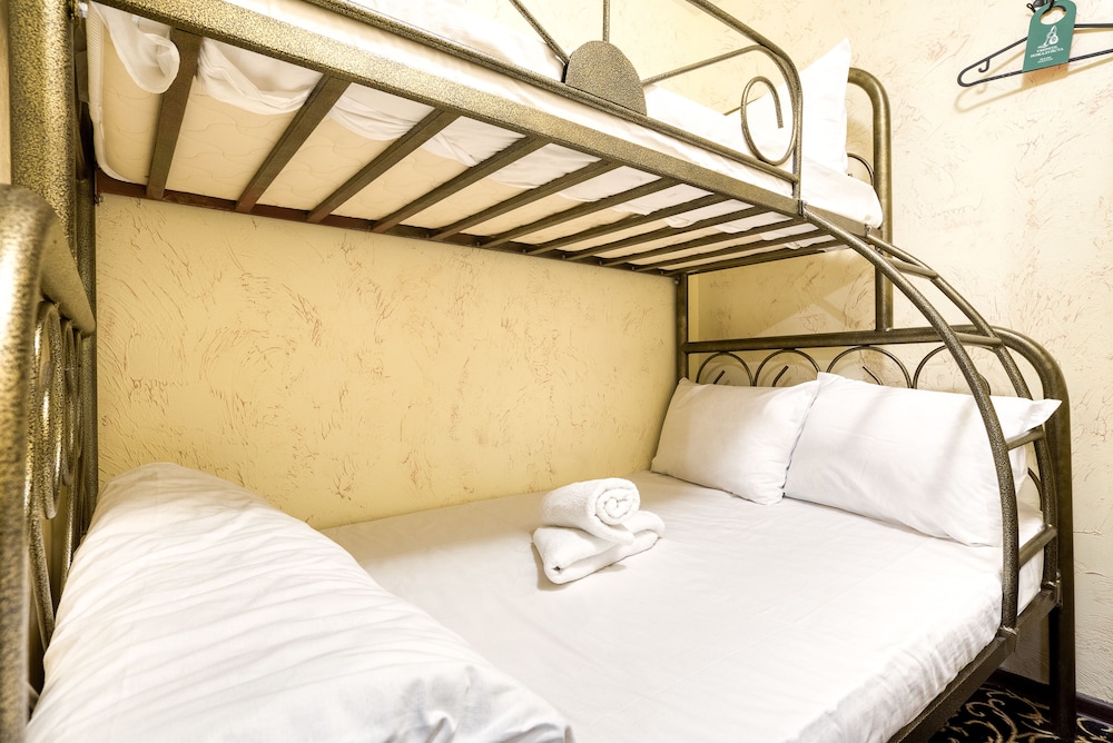 Economy Triple Room photo 2