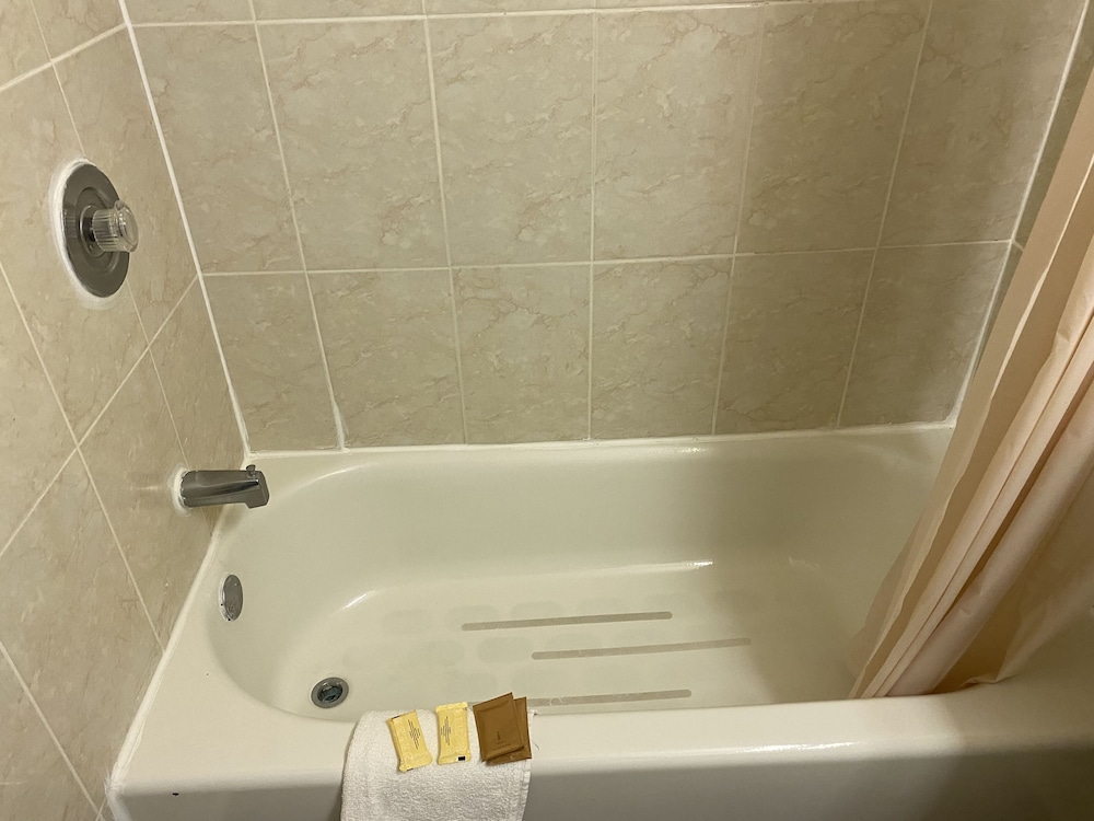 Basic Room, 1 King Bed, Smoking - Photo 9