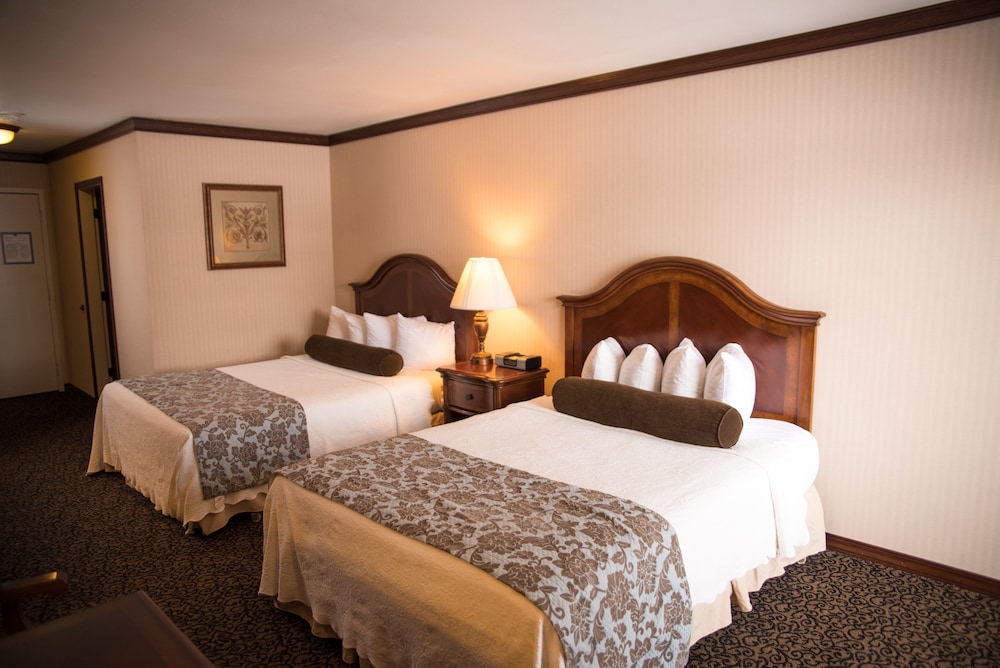 Standard Room, 2 Queen Beds, Lake View, Ground Floor (with Sofabed) photo 2