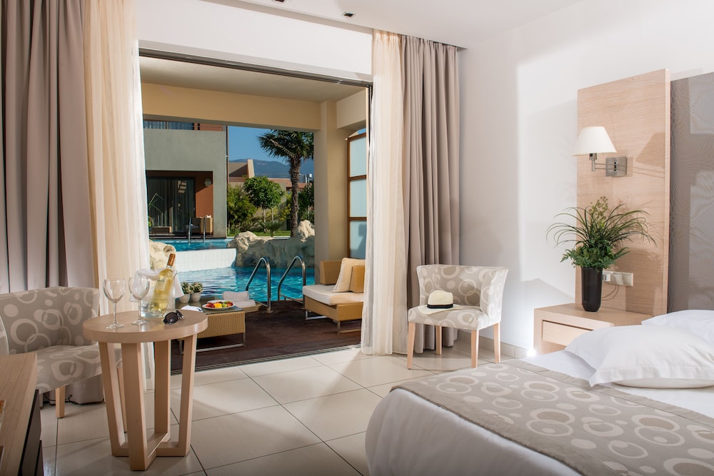 Double Swim-up Room - Photo 1