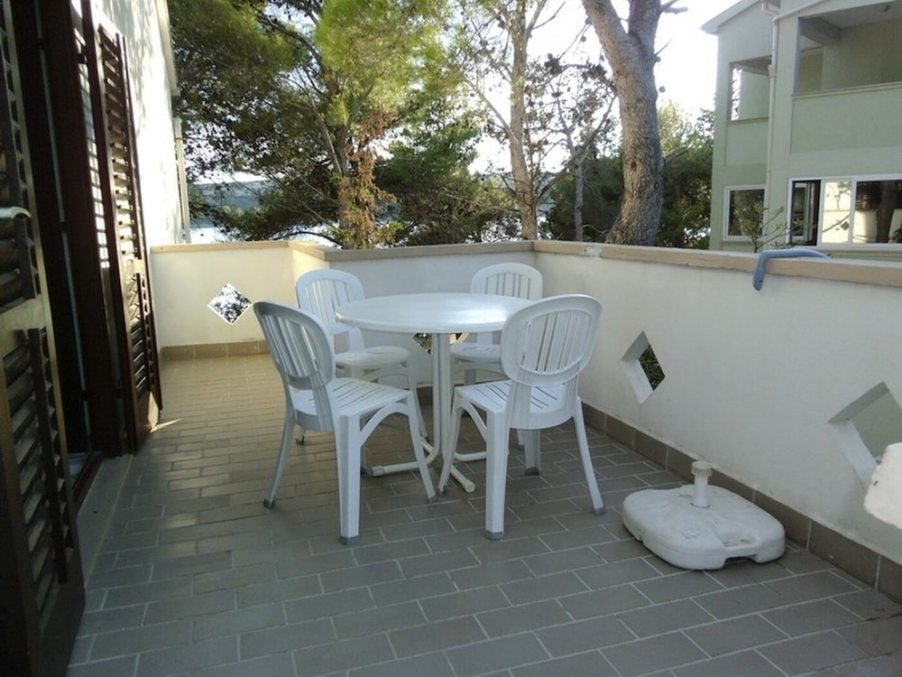 Apartment (Ivan1 - 10m from the beach with parki)