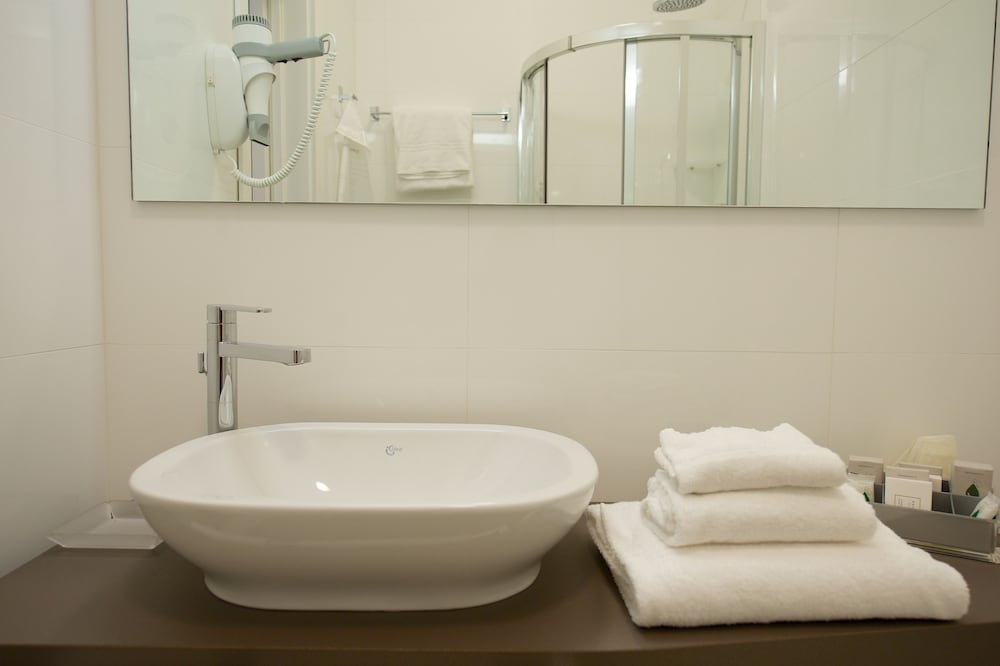 Standard Room, 3 Twin Beds - Photo 6