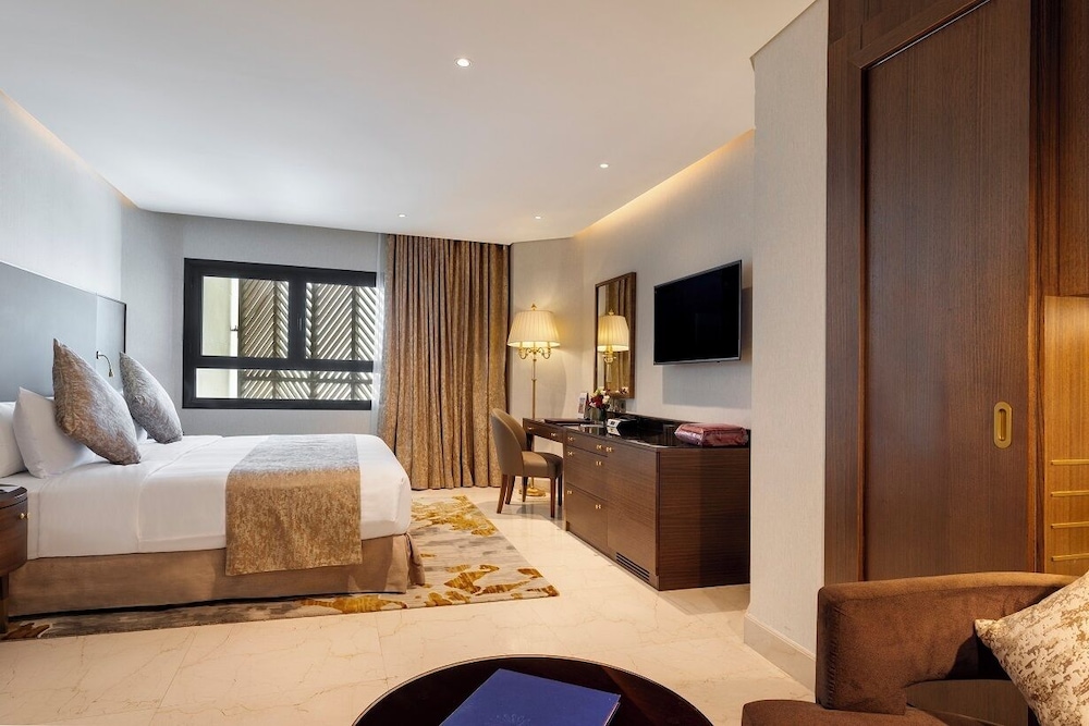 Junior one bedroom suite city view photo 1