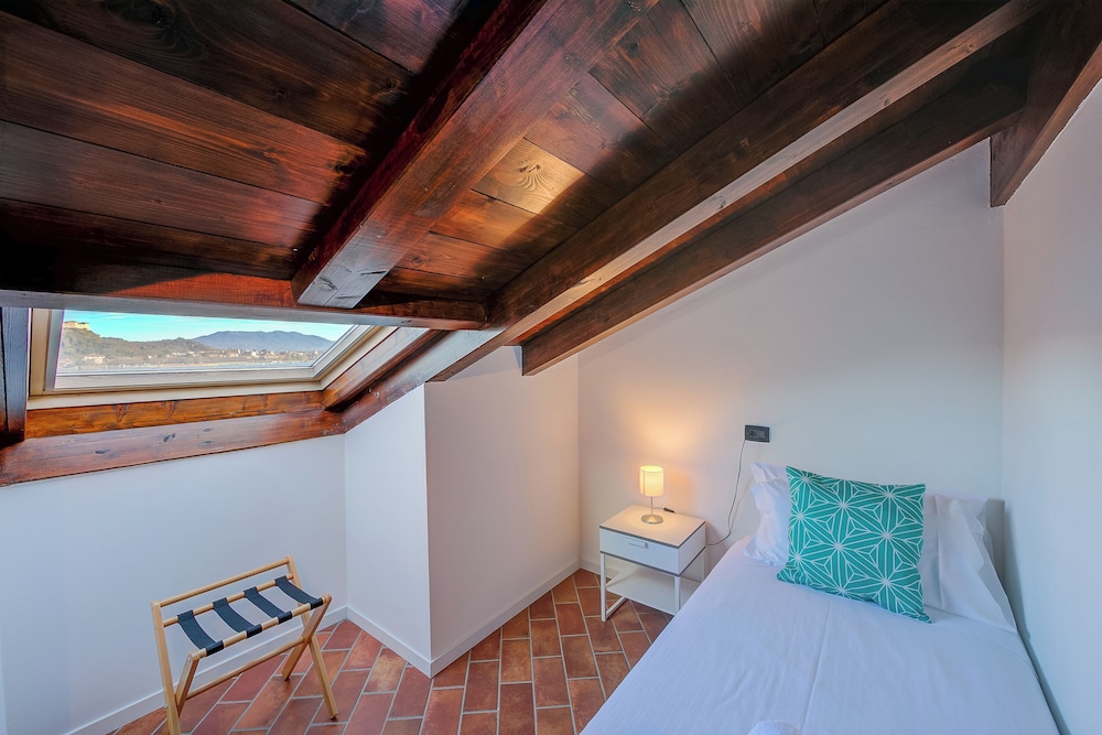 Honeymoon Apartment, Multiple Bedrooms, 2 Bathrooms, Lakeside (La Voce Del Lago Pied Dans L' Eau)