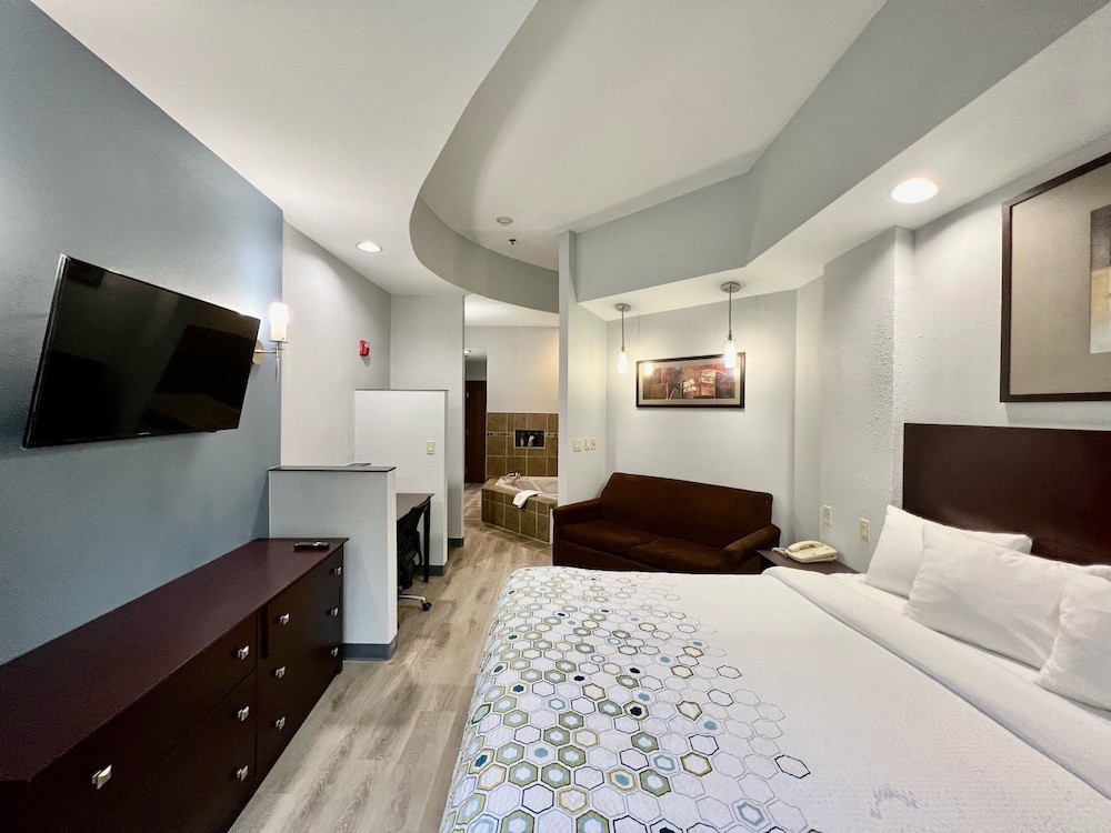 Studio, 1 King Bed, Non Smoking, Jetted Tub - Photo 10