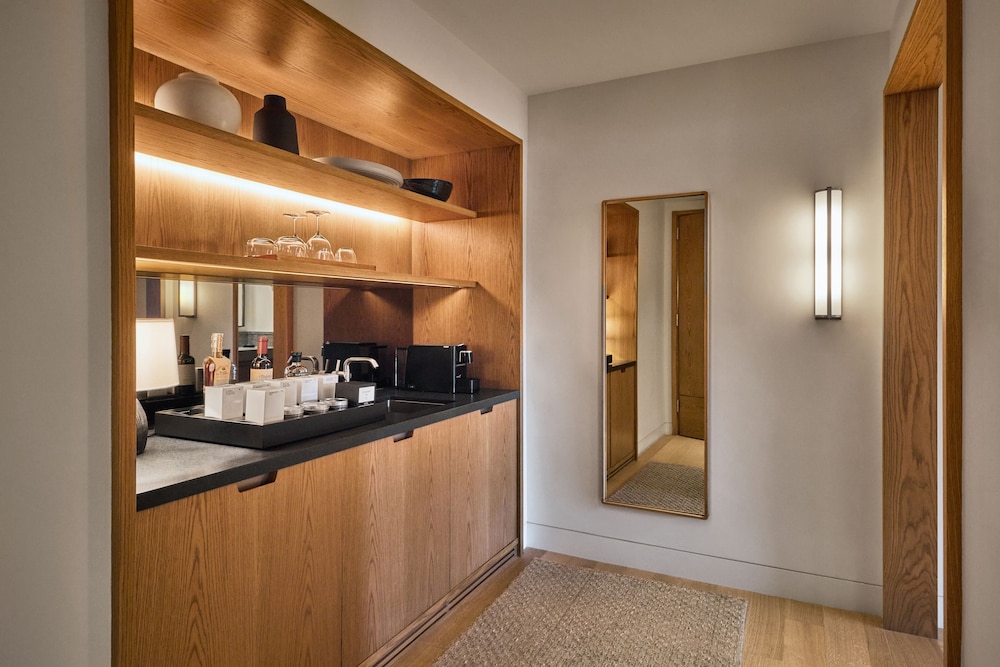 Suite, 1 King Bed, Corner