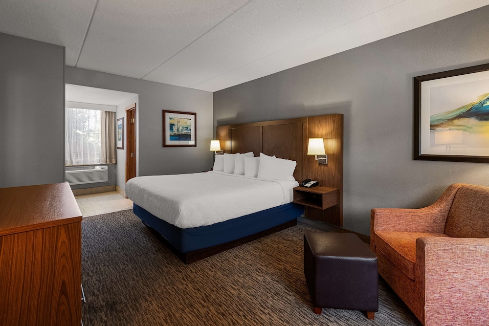 Standard Room, 1 King Bed, Accessible, Poolside photo 2