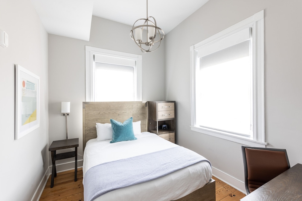 Deluxe Suite, 1 Queen Bed with Sofa bed photo 2