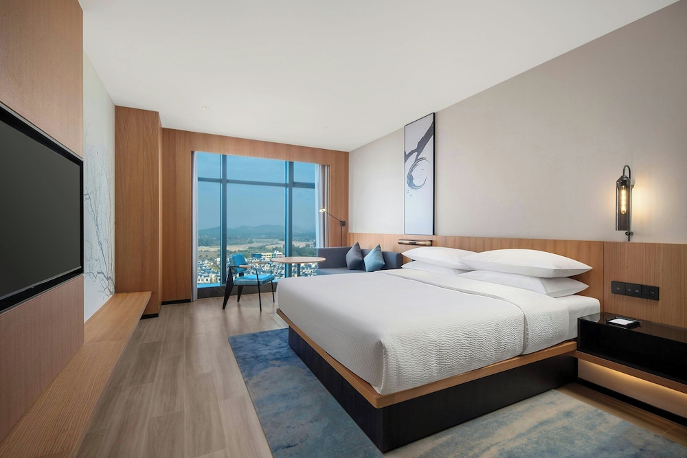 Superior Room, 1 King Bed, City View